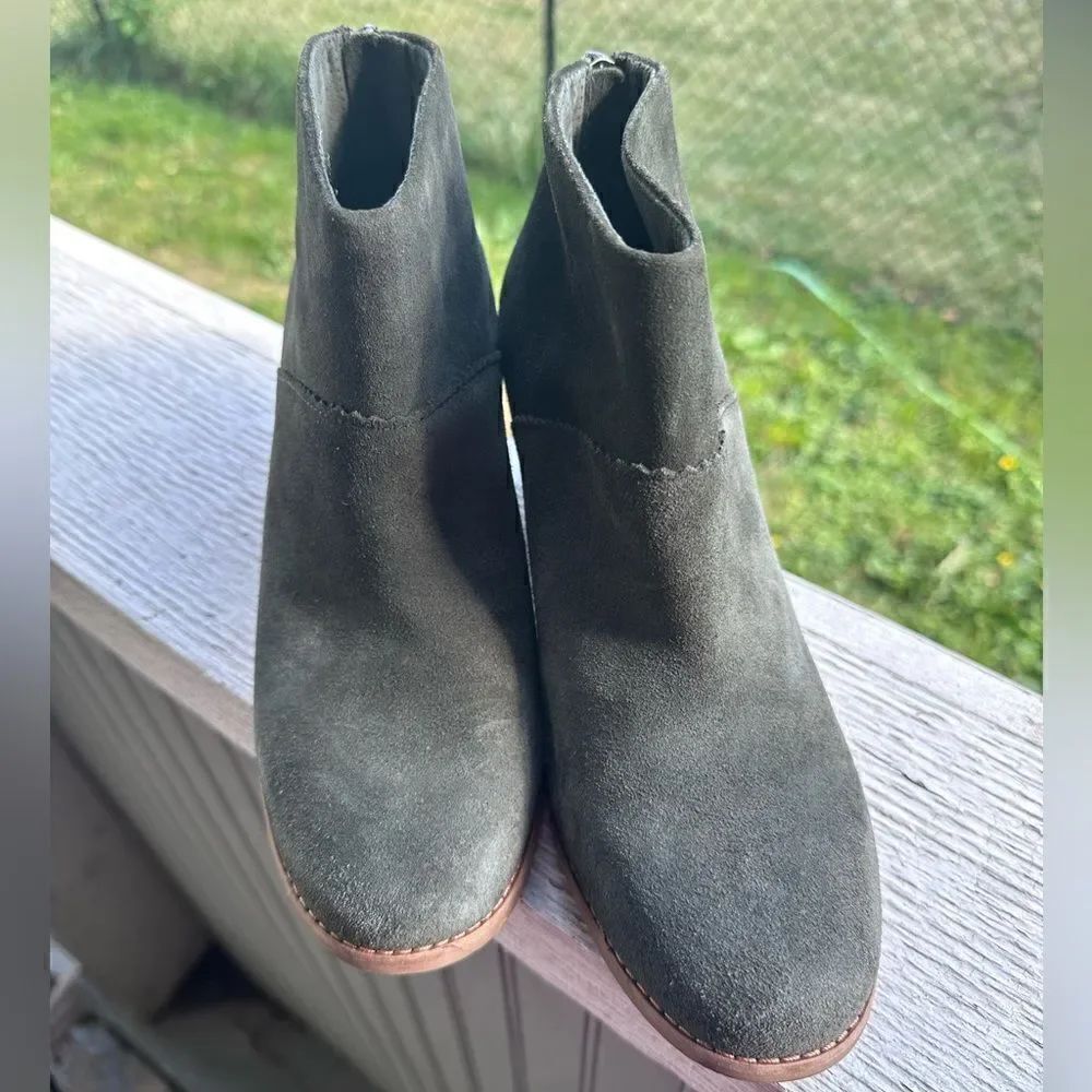 TOMS Leila Bootie in Forest Suede Size 8